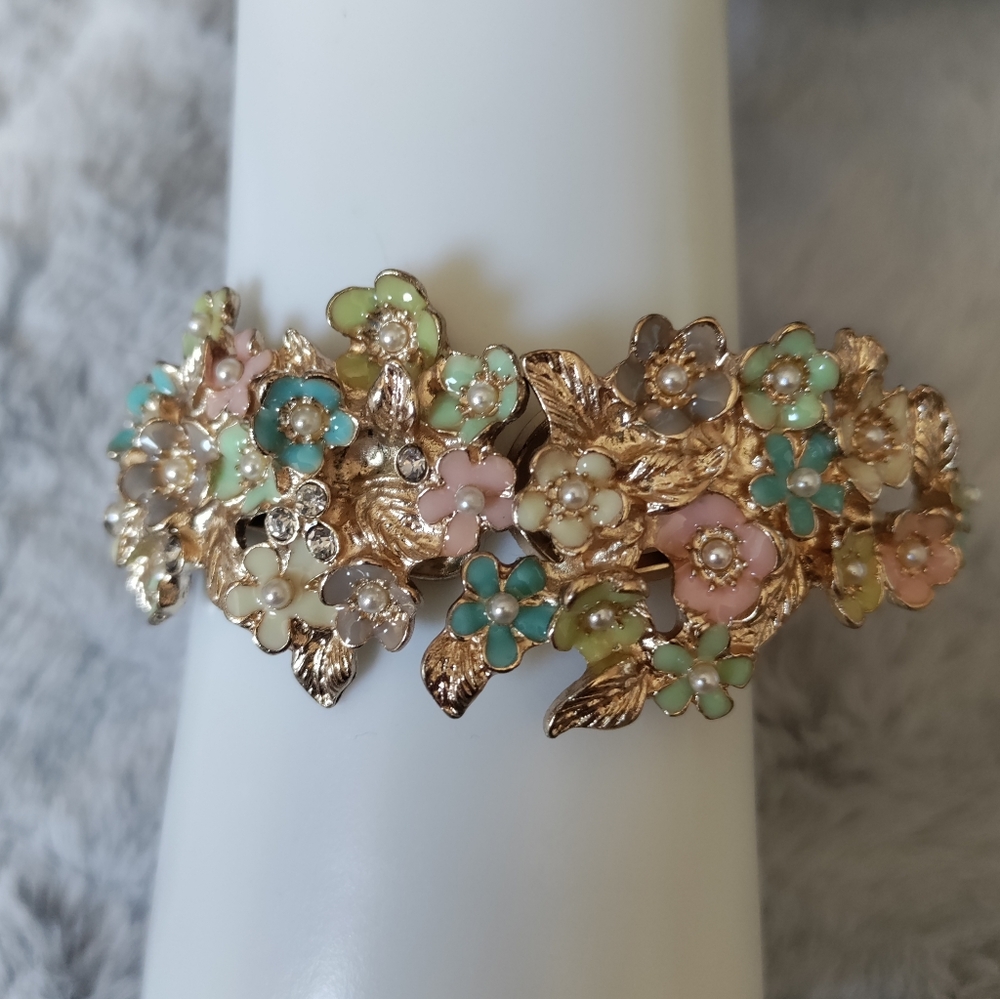 Beautiful Floral Tension Bracelet with Rhinestones